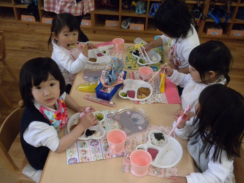 ☆年少☆　給食がはじまりました:画像２