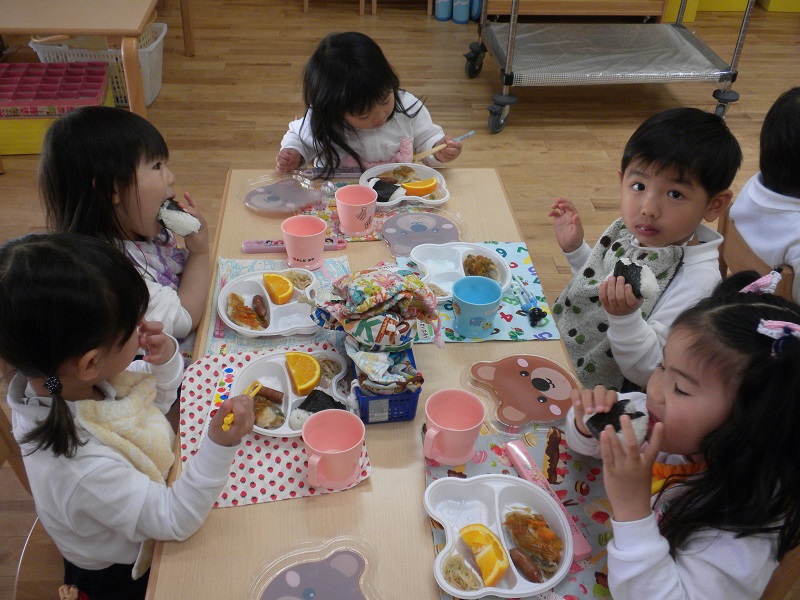 ☆年少☆　給食がはじまりました