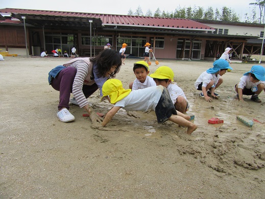 ☆雨上がりにこんなことして遊んだよ☆年少:画像５