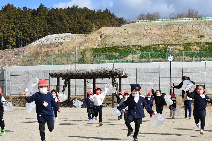 年少　天上池公園で凧揚げをしたよ！