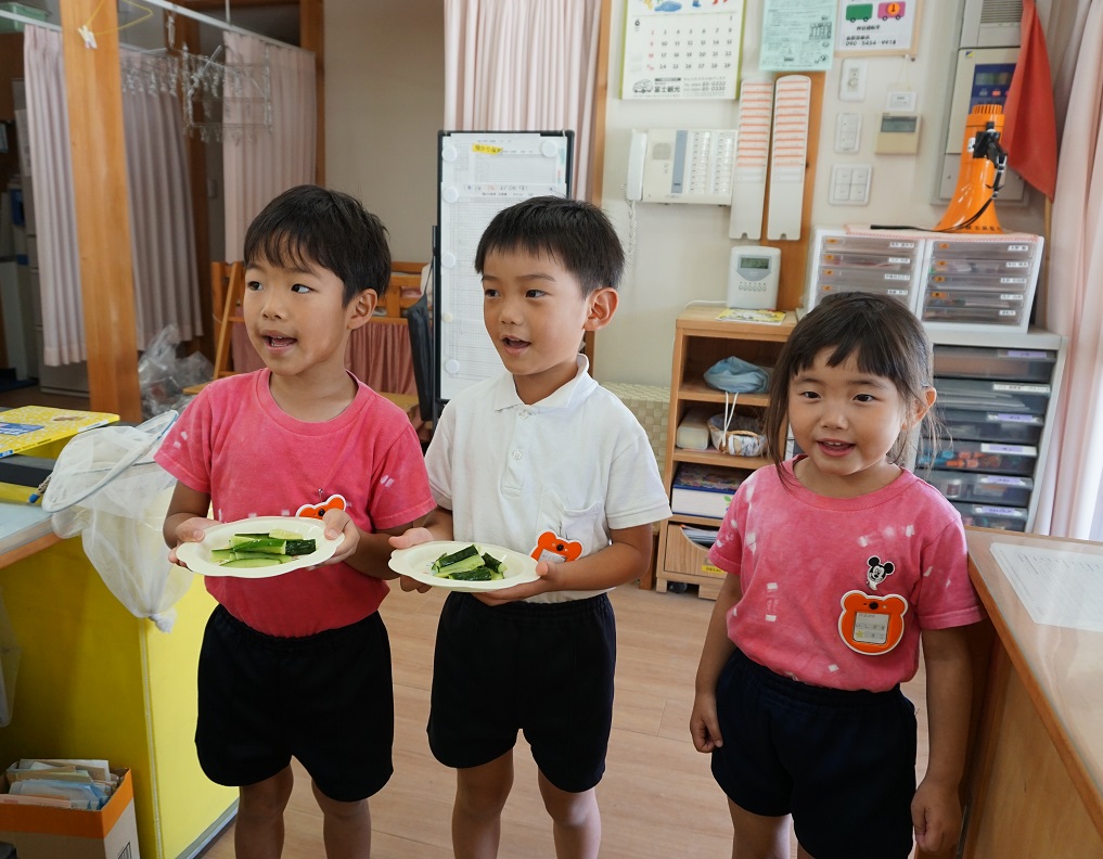 ★キュウリを食べたよ★年長:画像６