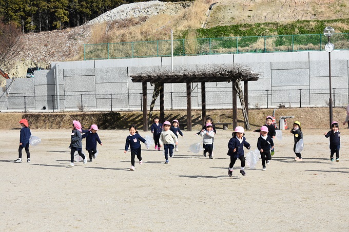 年少　天上池公園で凧揚げをしたよ！:画像１