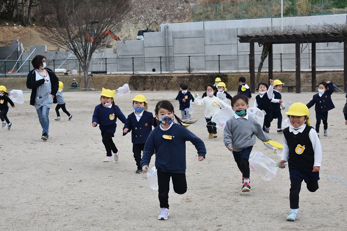 年少　天上池公園で凧揚げをしたよ！:画像５