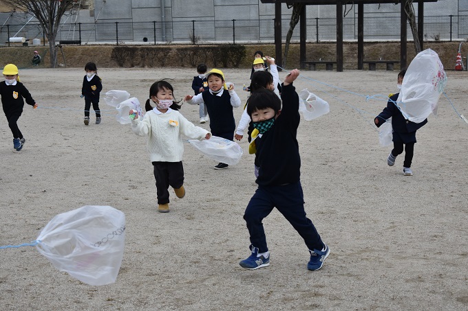 年少　天上池公園で凧揚げをしたよ！:画像６