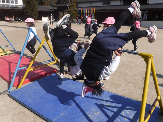 ☆年少☆　鉄棒たのしいね！！