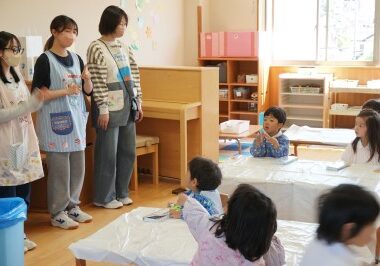 【岡女子どもNEWS】石川ゼミ4年生と3年生が、第一早蕨幼稚園で造形あそびの指導を行いました