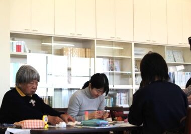 同窓会さかみちの会主催　燈台もとくらし講座⑧「クリスマスエンドレスカード＆タグを作ろう！】