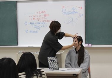 魅力発揮メイク講座を実施しました